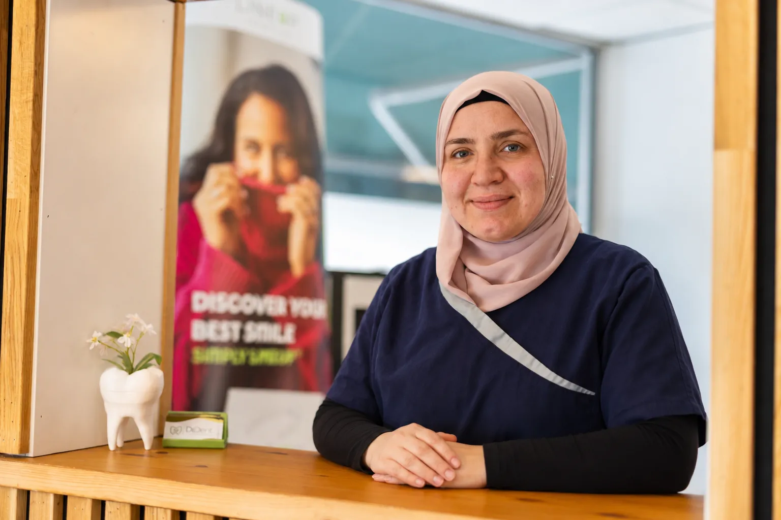 Medarbeider i resepsjonen hos DiDent Tannlegesenter